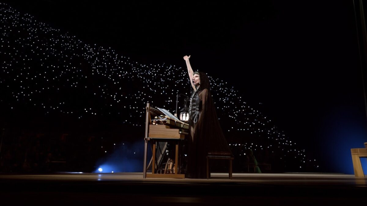 Lady Gaga încheie turneul Mayhem cu o dedicație pentru logodnicul ei după 150 de show-uri