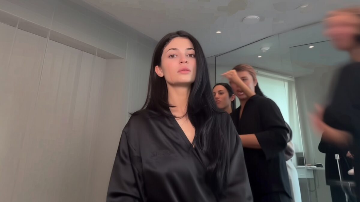 Kylie Jenner dezvăluie gadgetul de 176$ pentru un ten perfect la Coachella