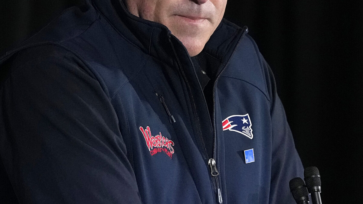 Mike Vrabel surprins sărutând o jurnalistă în poze din 2020