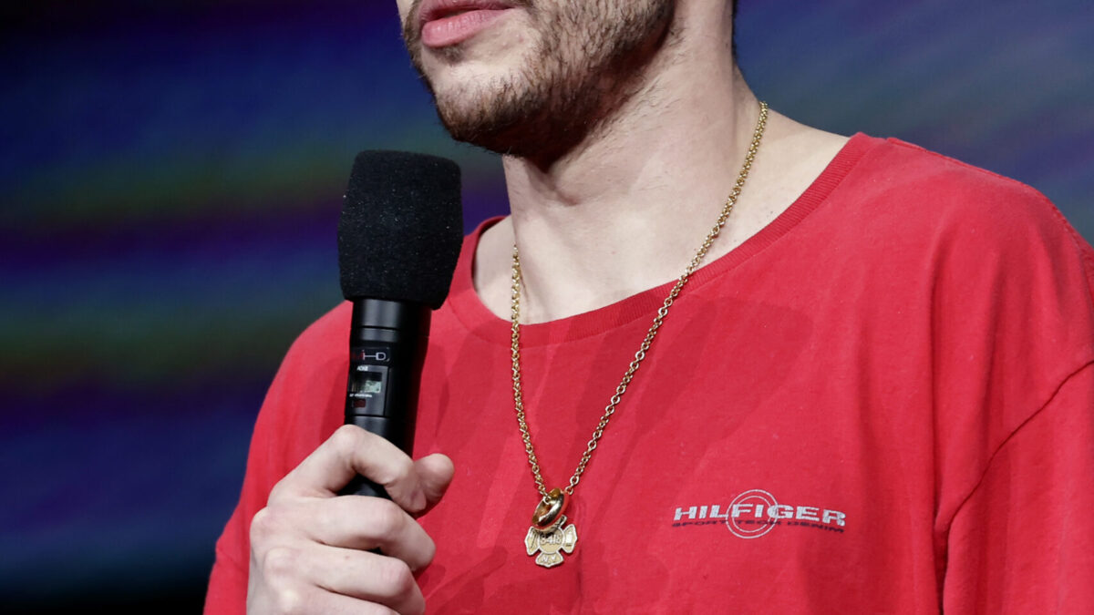 Pete Davidson a dat 200.000$ să-și șteargă tatuajele dar are unul nou pe față