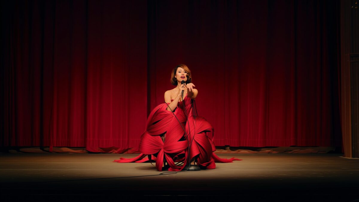 Raye primeste premiul Starlight dupa ce a doborat recordul cu 6 Brit Awards