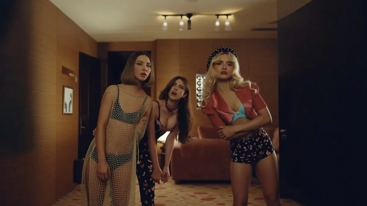 Sabrina Carpenter, Margaret Qualley și Madelyn Cline fură un Grammy în noul videoclip