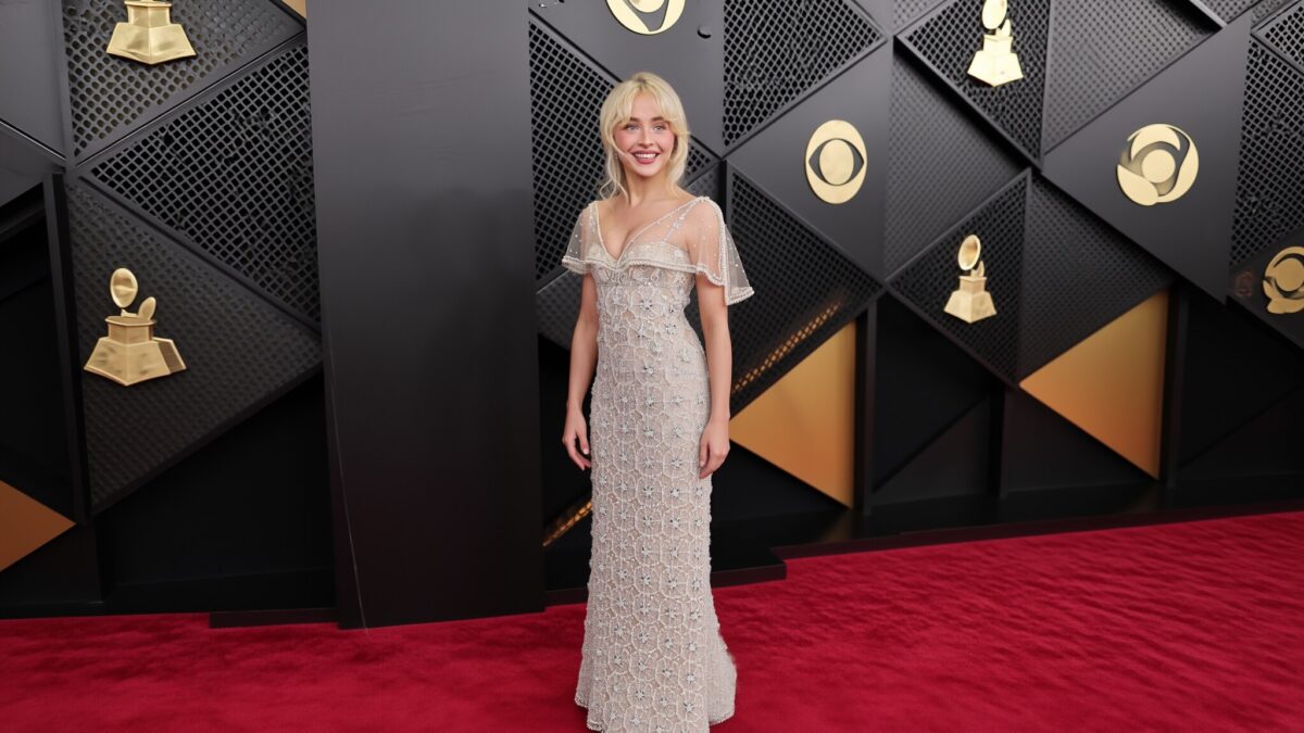 Sabrina Carpenter își cere scuze după ce a confundat un strigăt arab cu yodeling