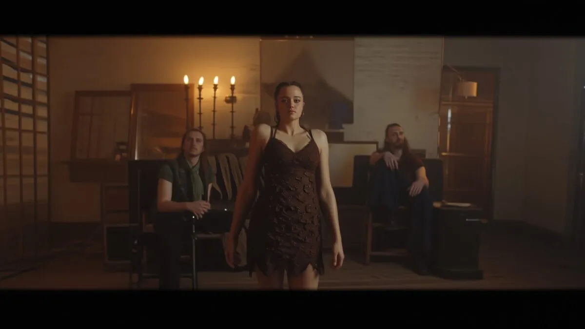 Shiloh Jolie la 19 ani debutează într-un videoclip K-Pop și e copia fidelă a Angelinei