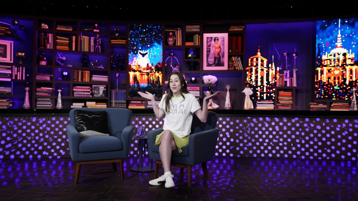 Alana Haim tranșează scandalul Summer House cu un tricou Team Ciara