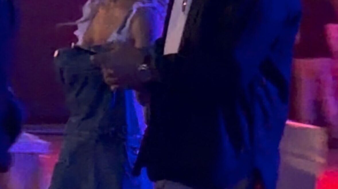 Sydney Sweeney, 28 de ani, s-a urcat pe umerii iubitului ei de 44 de ani la Stagecoach