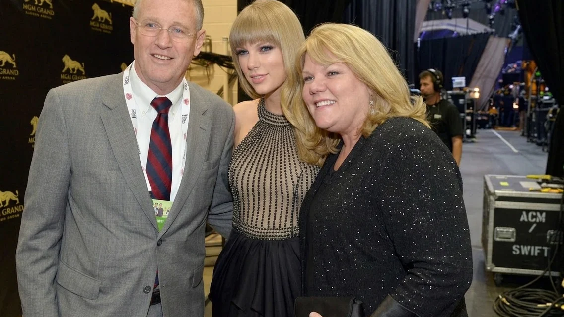 Scott Swift, Taylor Swift, and Andrea Swift posing at the 48th Annual Academy of Country Music Awards.