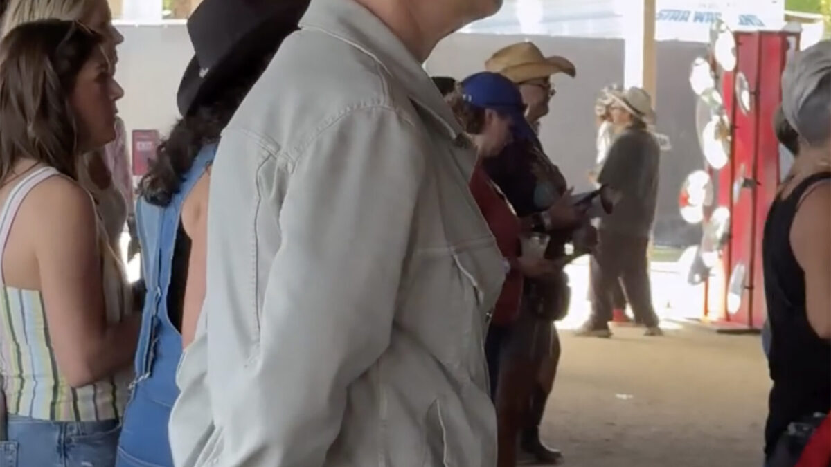 Tom Hanks la 69 de ani surprins cântând la concertul fiului său Chet