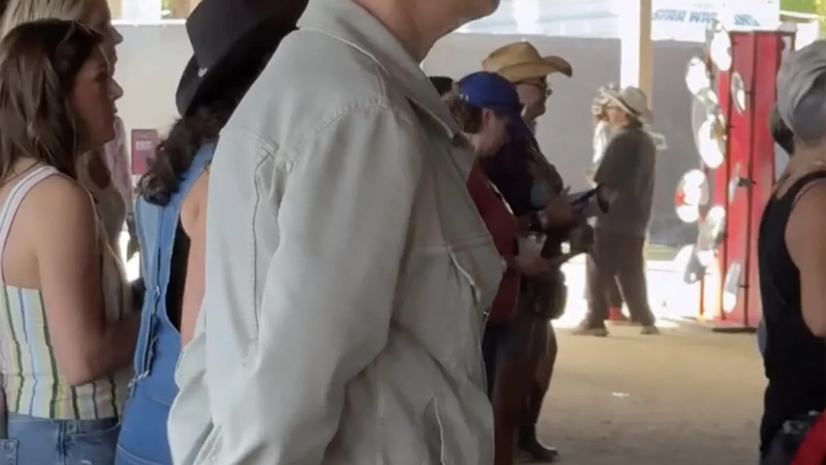 Tom Hanks la 69 de ani, surprins cum cântă la concertul fiului său Chet