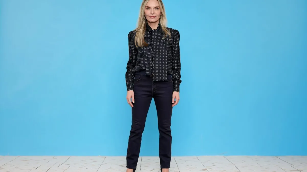 Bluza eleganta a lui Michelle Pfeiffer are o copie de 27 dolari pe Amazon