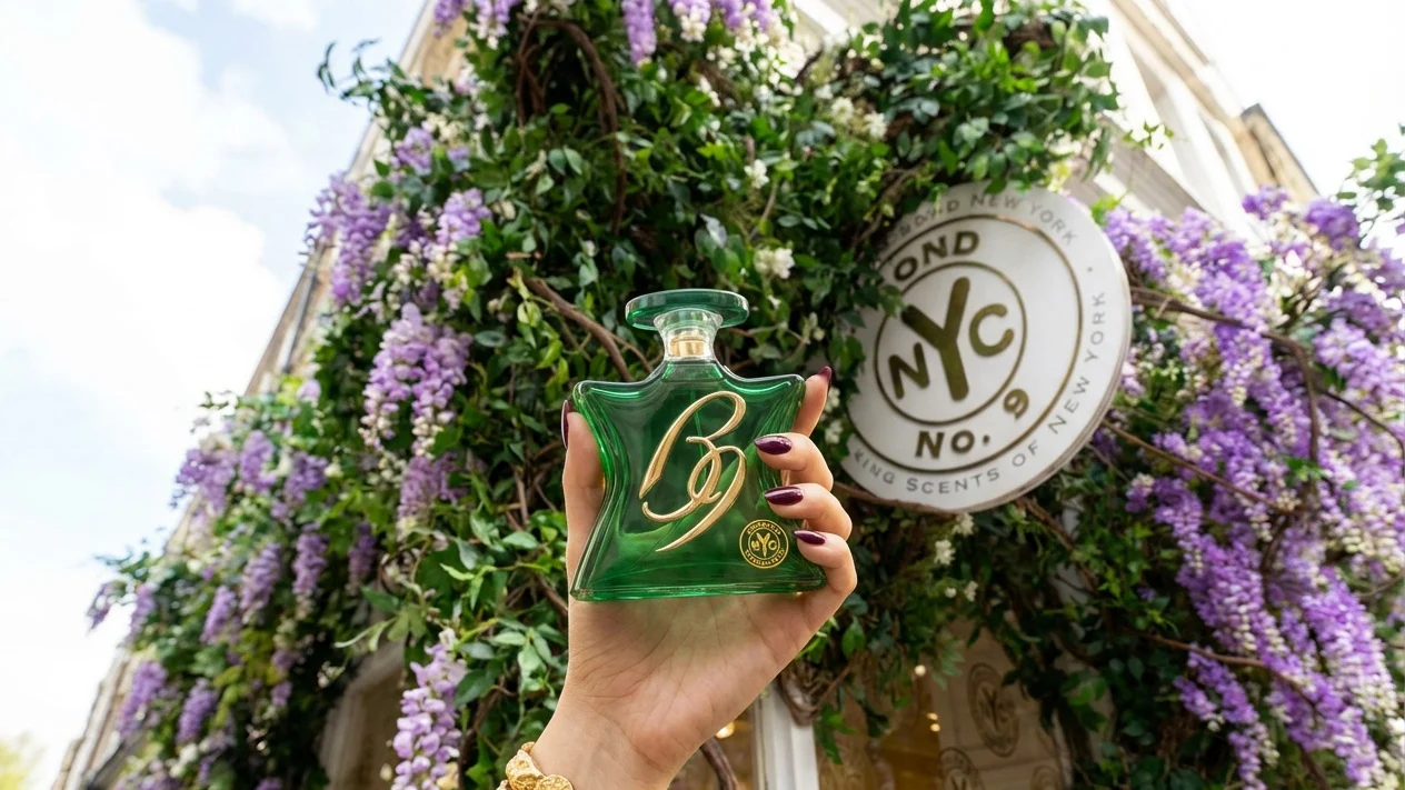 Parfumul de 470 de dolari care miroase a bogatie. Secretul din spatele sticlei verzi