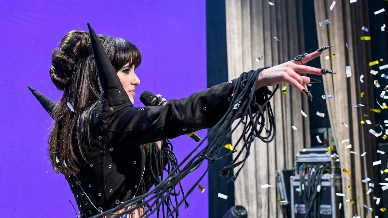 Alexandra Capitanescu in finala Eurovision cu piesa Choke Me. Presa britanica critica dur versurile