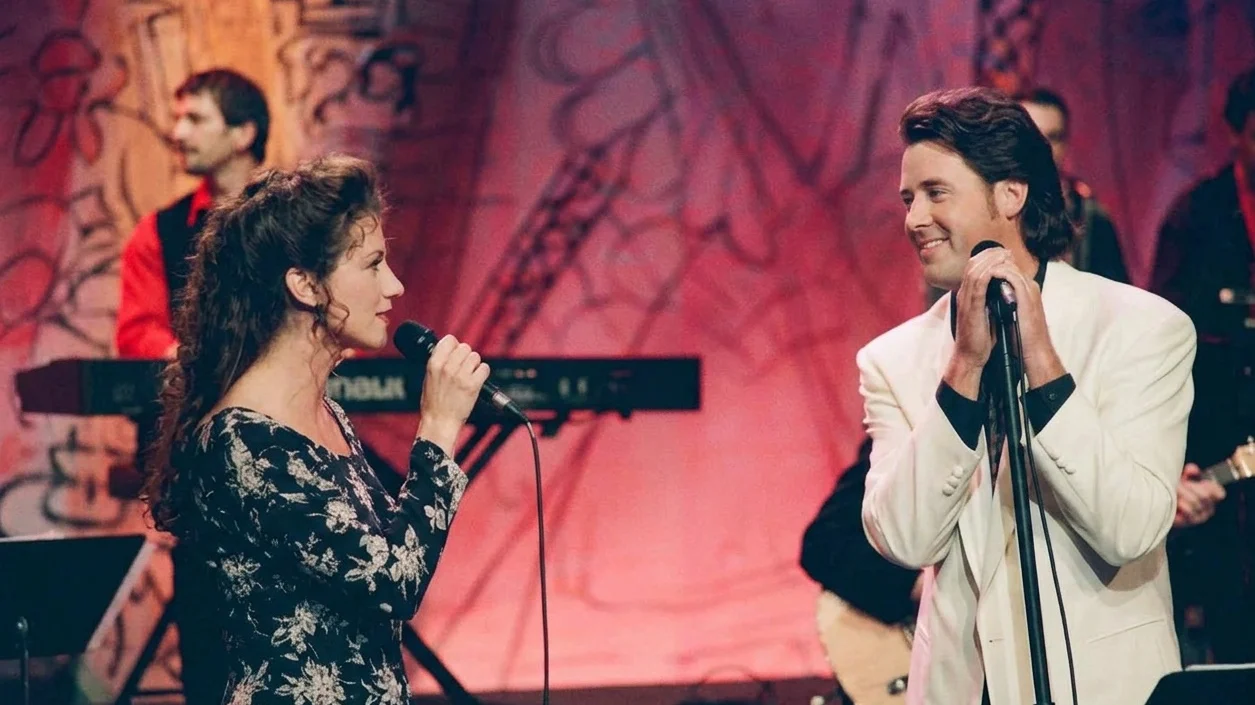 Amy Grant & Vince Gill perform on November 7, 1994