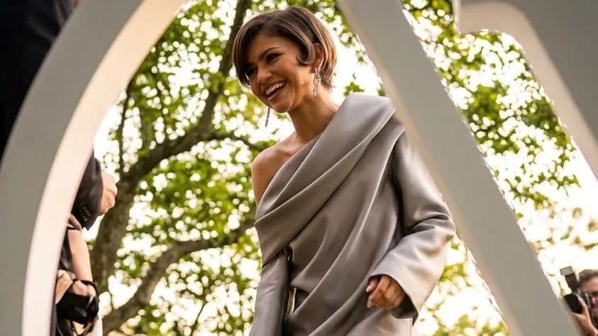 Anne Hathaway gafeaza la Louis Vuitton Resort 2027. Zendaya salveaza seara la New York