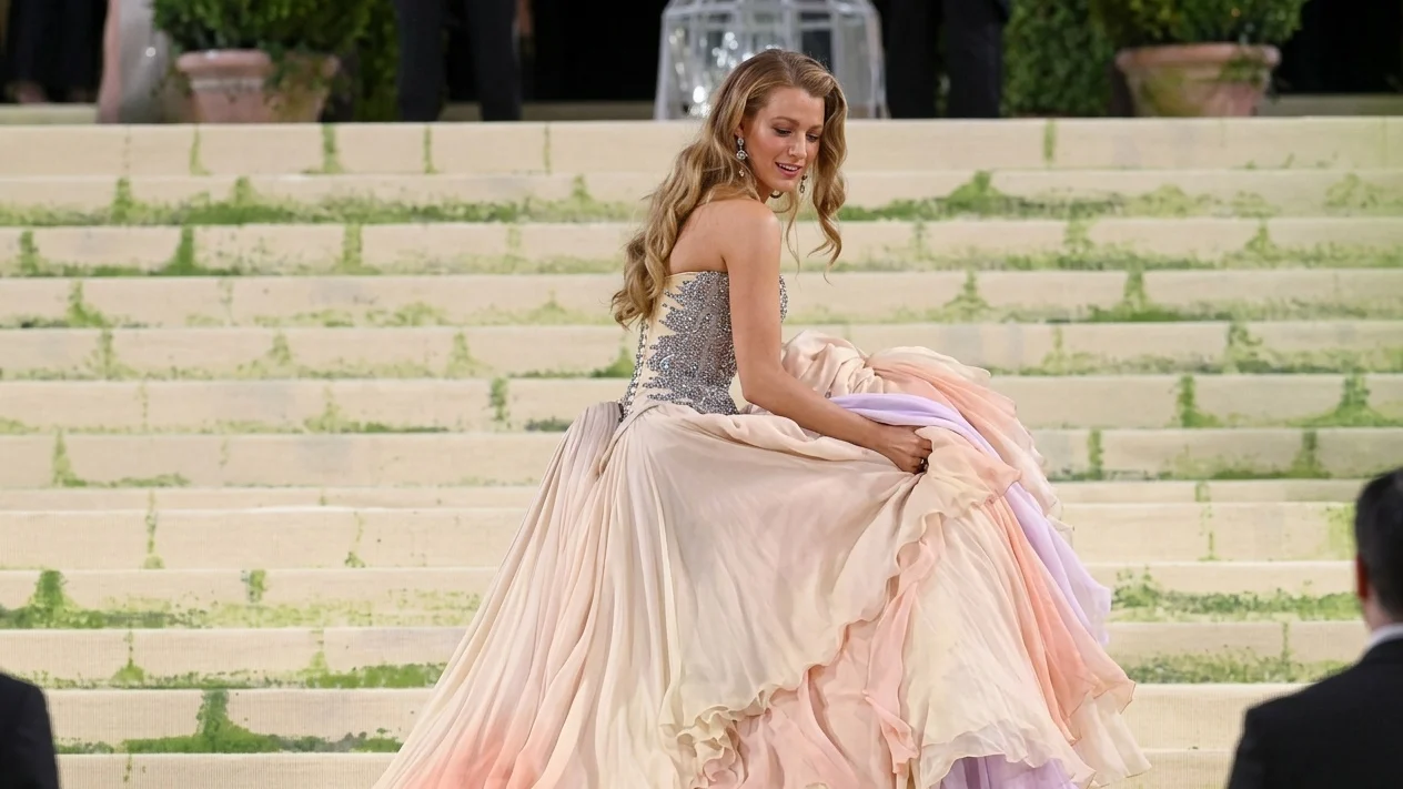 Blake Lively la Met Gala 2026. Un cititor de buze a dezvaluit conversatiile ei de pe covorul rosu