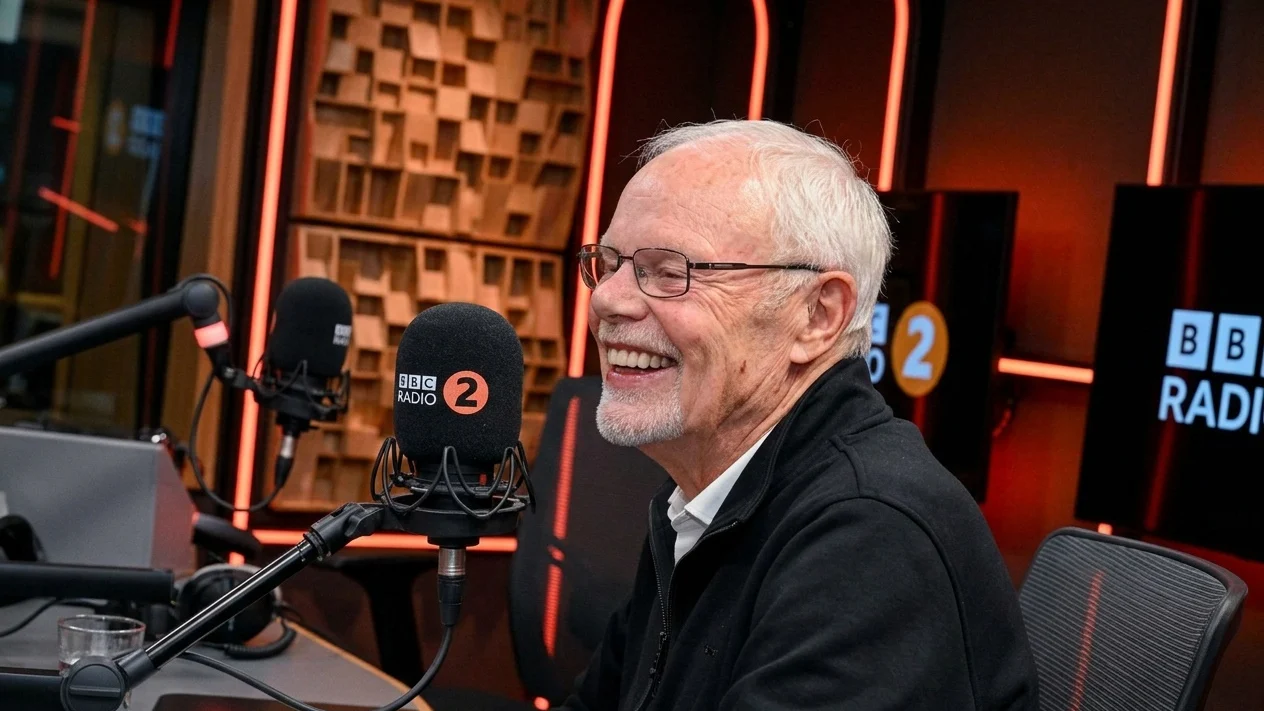 Bob Harris de la BBC Radio 2 anunță extinderea cancerului la coloană. Prezentatorul are 80 de ani