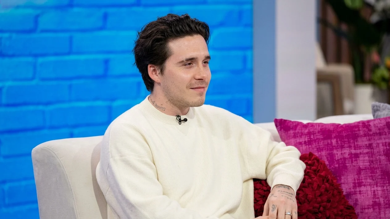 Brooklyn Beckham a lipsit de la aniversarea de 80 de ani a bunicului. A mers la salon cu Nicola Peltz