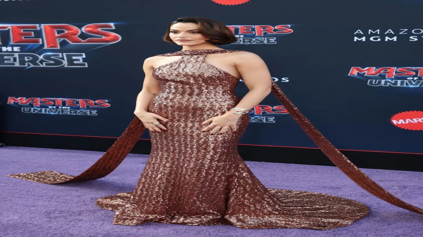 Camila Mendes poarta trei tinute spectaculoase la premierele Masters Of The Universe. <a href=