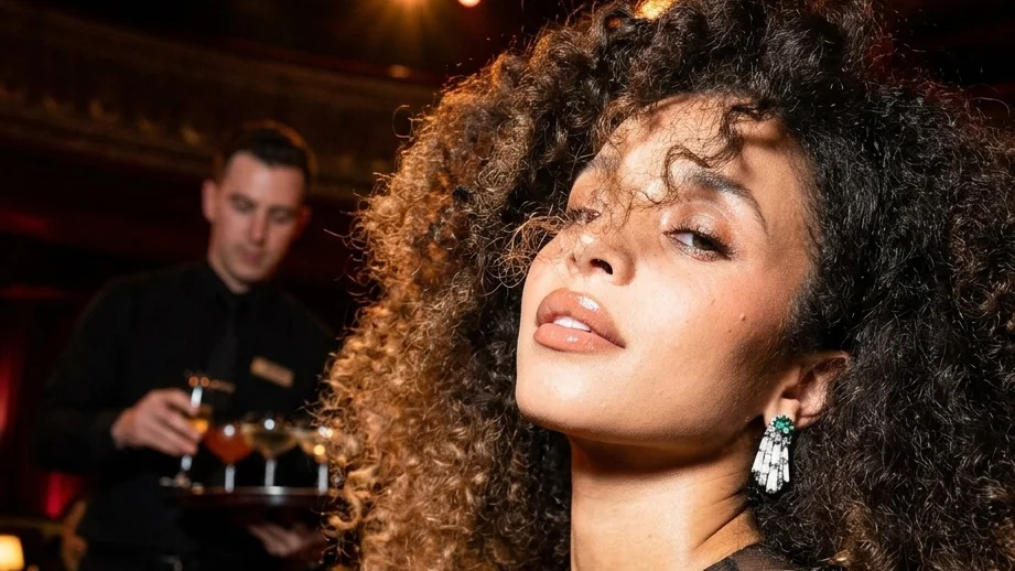 Cum a obtinut Chase Infiniti tenul luminos la Met Gala. Rutina completa cu produse Armani Beauty