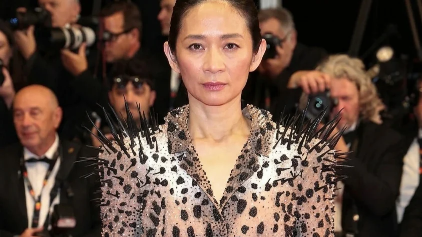 Chloe Zhao poarta Schiaparelli Haute Couture la Cannes. Tinuta transparenta inspirata de viata marina