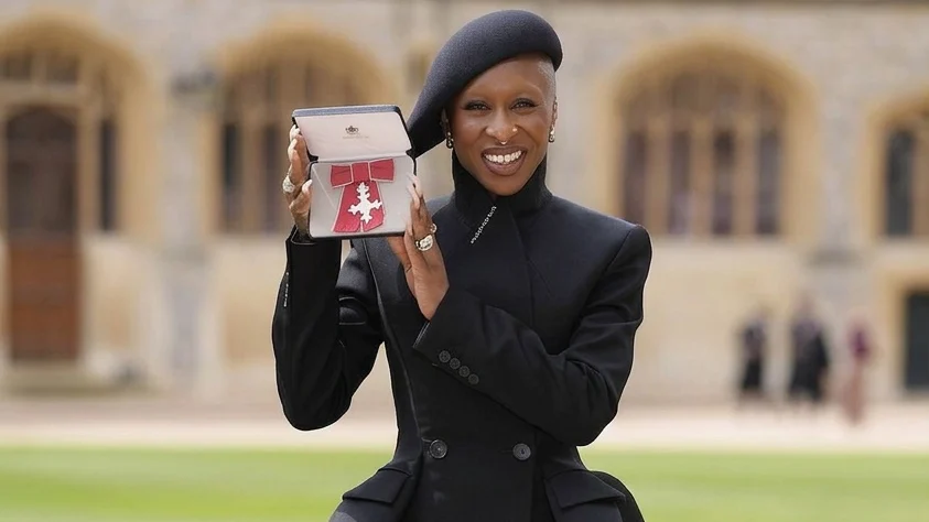 Cynthia Erivo a primit medalia MBE la palatul Windsor. Actrita a purtat Givenchy