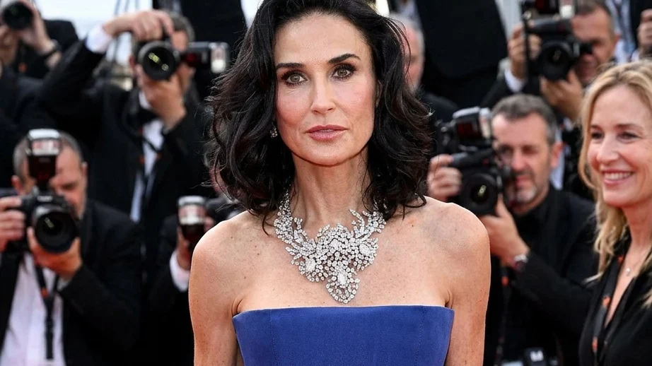 Demi Moore uimeste la Cannes cu o rochie Self Portrait. Actrita a renuntat la parul lung