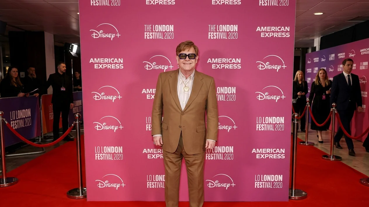 Elton John ofera trofee de aur vedetelor de la Hollywood. Chappell Roan și Laverne Cox pe lista