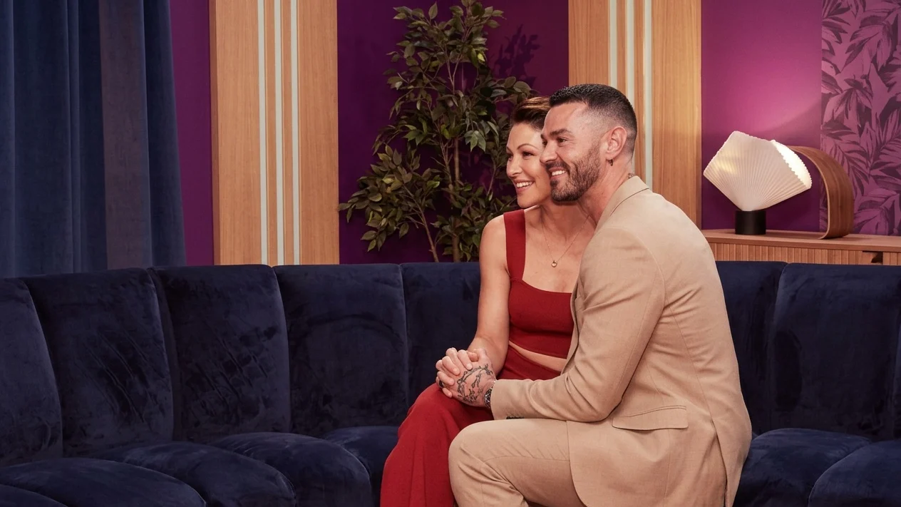 Emma Willis rămâne la Love Is Blind UK. Va prezenta și Strictly Come Dancing