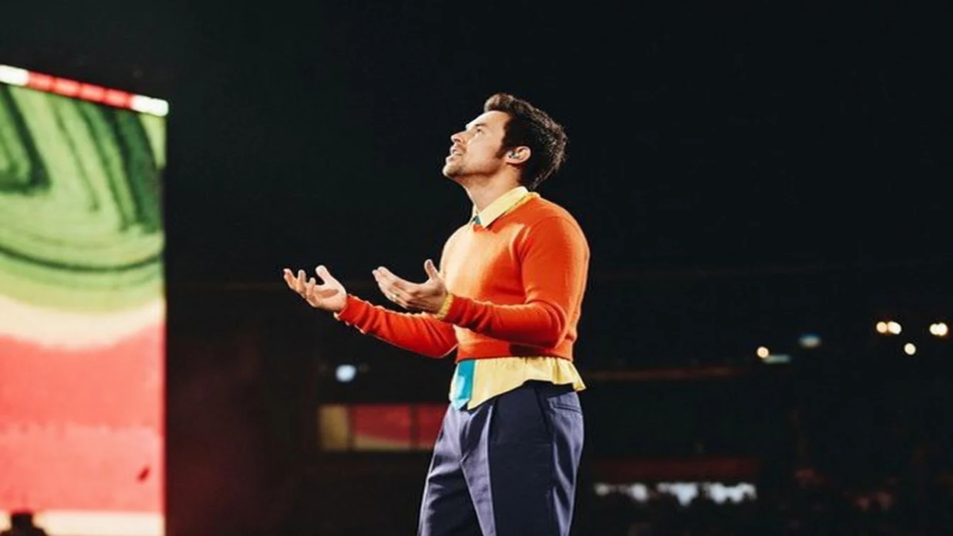 Harry Styles sfideaza fanii nemultumiti de scena din Amsterdam. Urmeaza 12 concerte la Wembley
