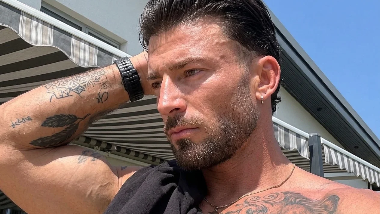 Jake Quickenden posteaza o poza fara tricou dupa divortul de Sophie Church. Mesajul starului
