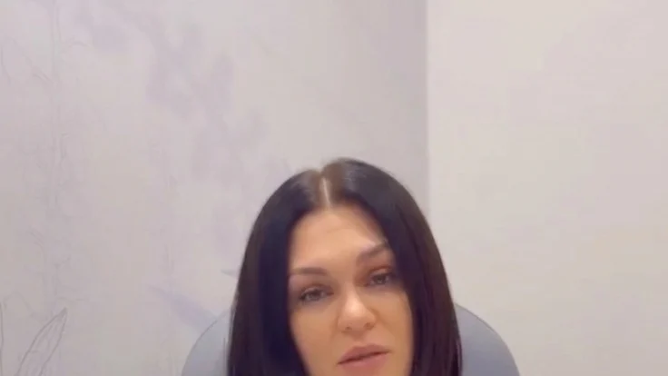 Jessie J a scapat de cancerul la san dupa o mastectomie. Artista a plans ore în sir la spital