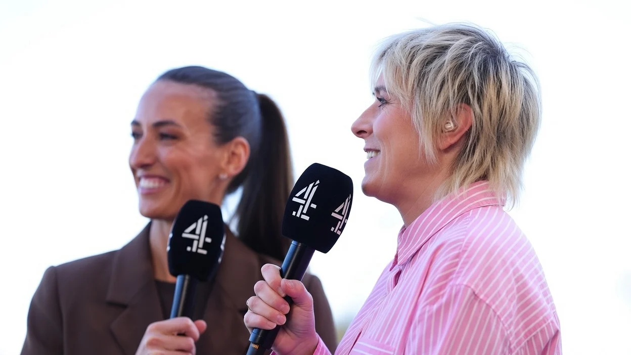 Jill Scott și Maisie Adam au intarziat 25 de minute la Soccer Aid. Tom Hanks a adus mingea