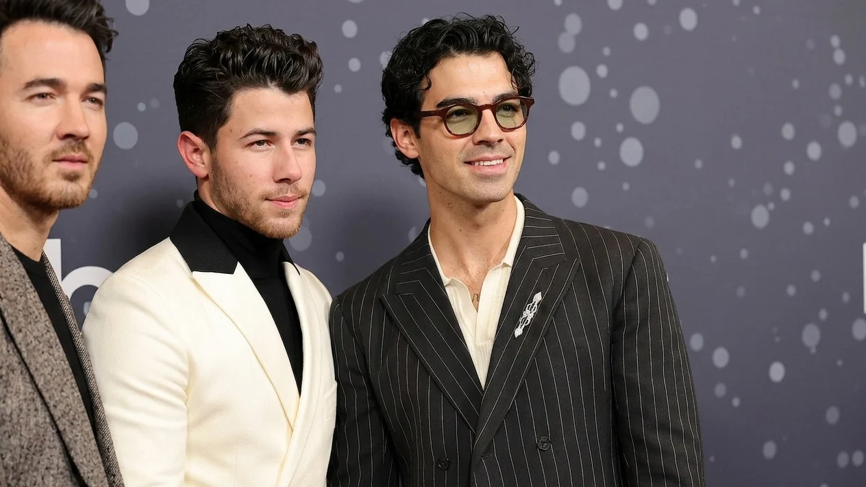 Jonas Brothers lanseaza podcastul Hey Jonas. Fanii ii pot suna direct pentru a pune intrebari
