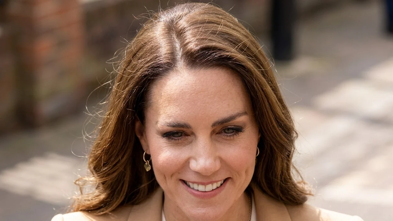 Kate Middleton poarta balsamul Clarins Rose Shimmer. Costa 12 lire la reducere pe Debenhams