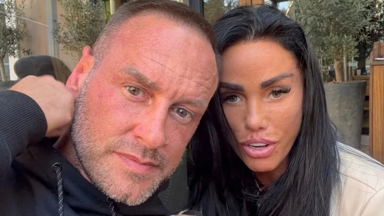 Katie Price singura la TV dupa ce sotul Lee Andrews a pierdut avionul. Ce mesaje toxice a publicat