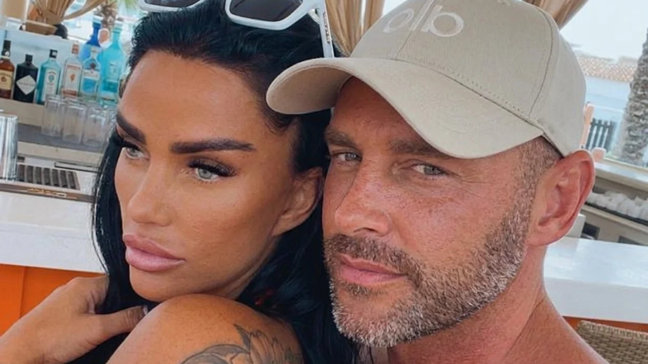 Katie Price anunta disparitia sotului in Dubai. Ultimele imagini il arata legat in duba