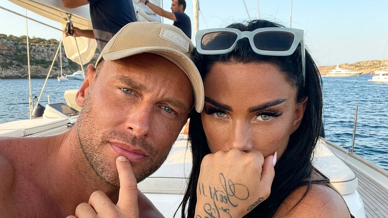 Katie Price merge singura la interviul TV. Sotul Lee Andrews a ramas blocat in Dubai
