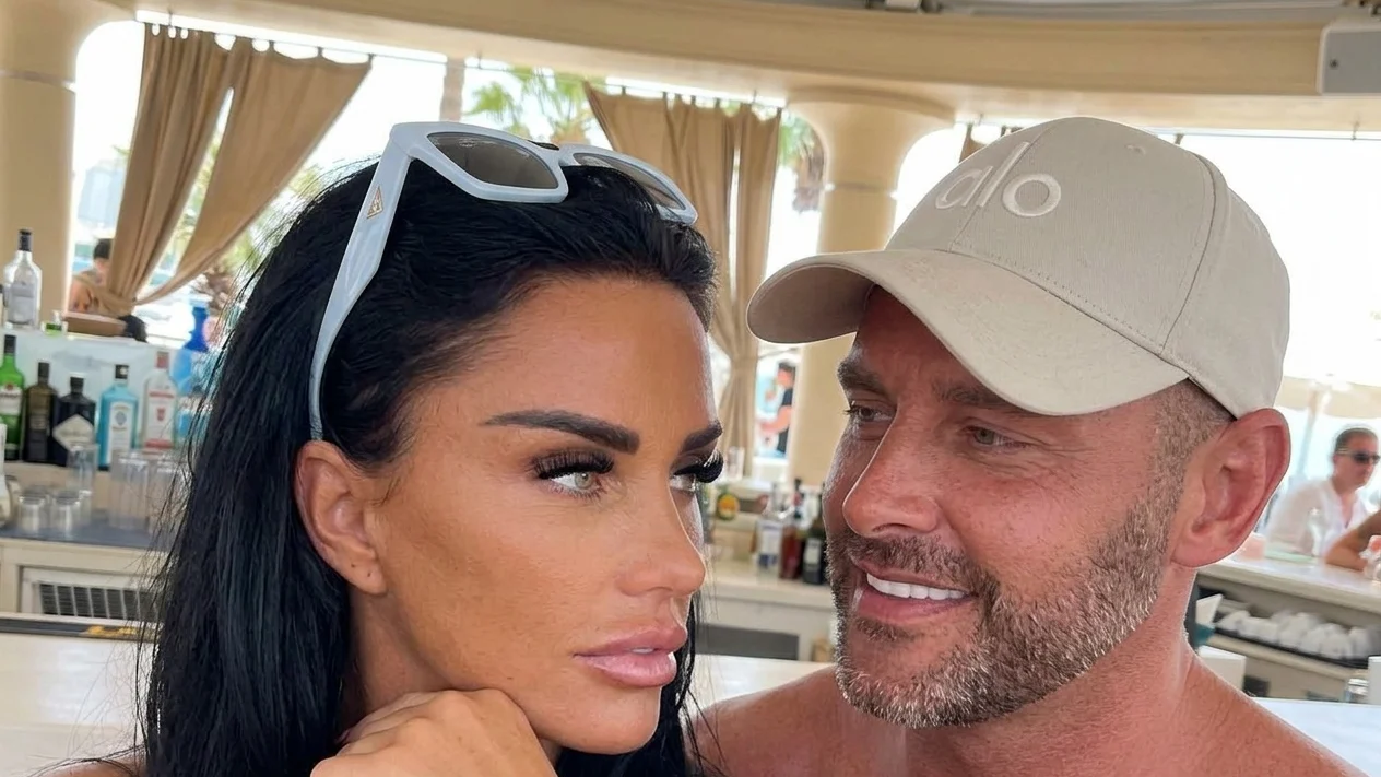 Sotul lui Katie Price pretinde ca e rapit dar da follow unei femei pe Instagram. Vedeta a alertat Interpolul