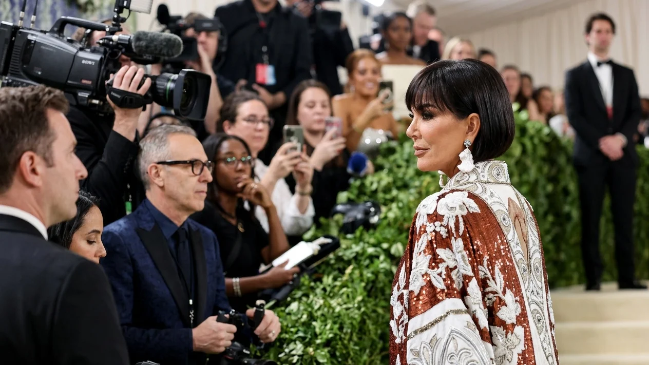 Surpriza uriasa pe covorul rosu. Intalnirea bizara dintre Kris Jenner de 70 de ani si Bad Bunny