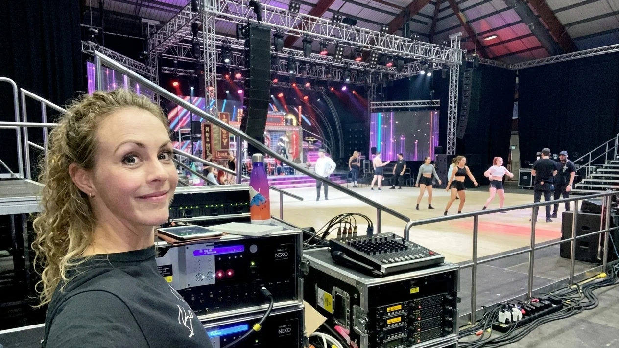 Coregrafa Kylie Hayes isi pierde cariera dupa o cazatura pe scena. Da in judecata compania