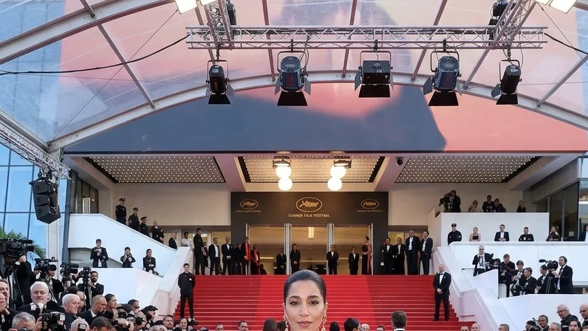 Leïla Bekhti poarta piese Versace din 1992 la Cannes. Patru tinute pe covorul rosu