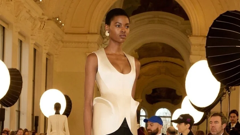Leïla Bekhti poarta piese Versace din 1992 la Cannes. Patru tinute pe covorul rosu - imagine 2