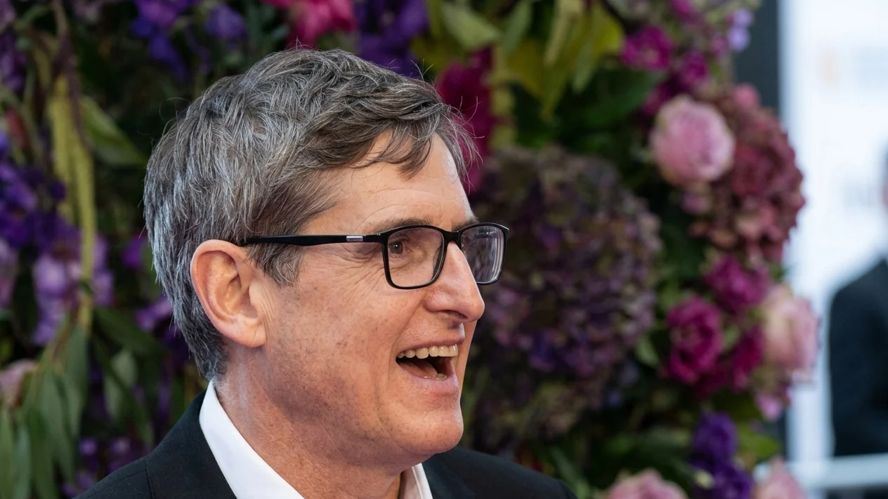 Louis Theroux devine ambasador pentru In Place of War. Regizorul de 55 de ani sprijina arta