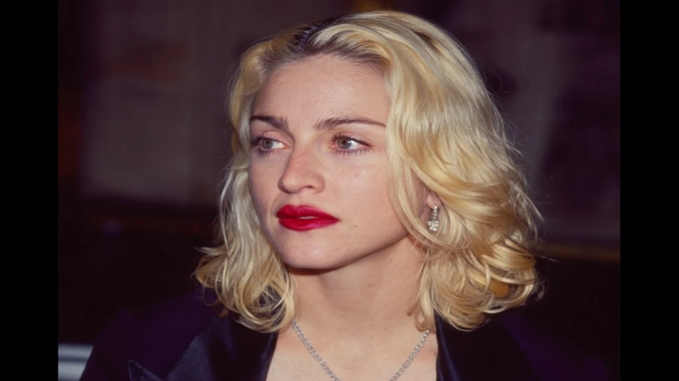 Madonna recunoaste relatia cu John F Kennedy Jr. Artista lanseaza noul album pe Grindr