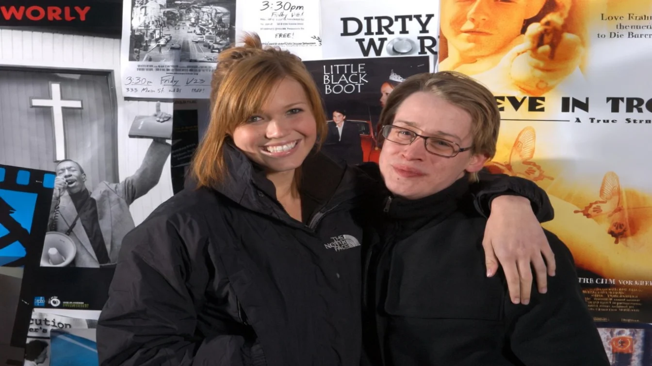 Mandy Moore recunoaste ca Macaulay Culkin a învățat-o sa bea alcool minora. Secrete la filmari