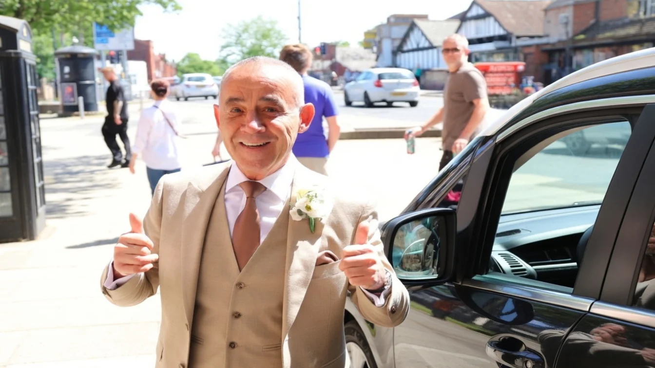 Actorul Michael Le Vell se insoara la 61 de ani. A asteptat 12 ani până la nunta cu Louise Gibbons