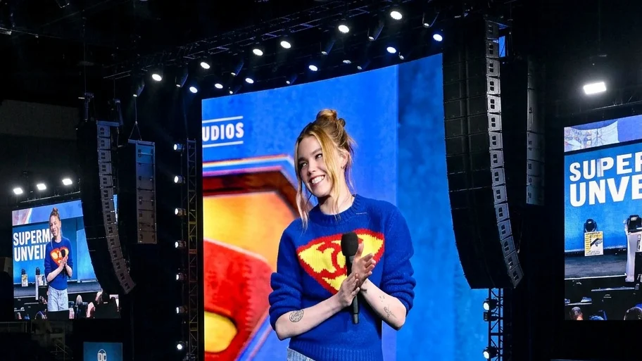 Milly Alcock ataca haterii inainte de noul Supergirl. Ce mesaj ironic are pentru taticii crestini
