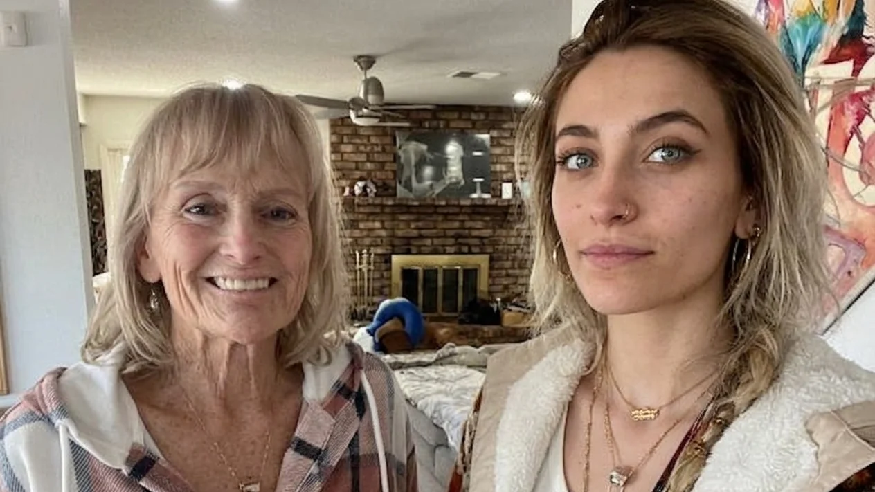 Paris Jackson publică imagini cu mama ei Debbie Rowe. De ce refuză operația la nas