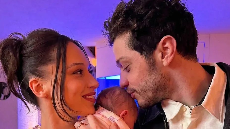 Pete Davidson, Elsie Hewitt, and their baby Scottie pose together.