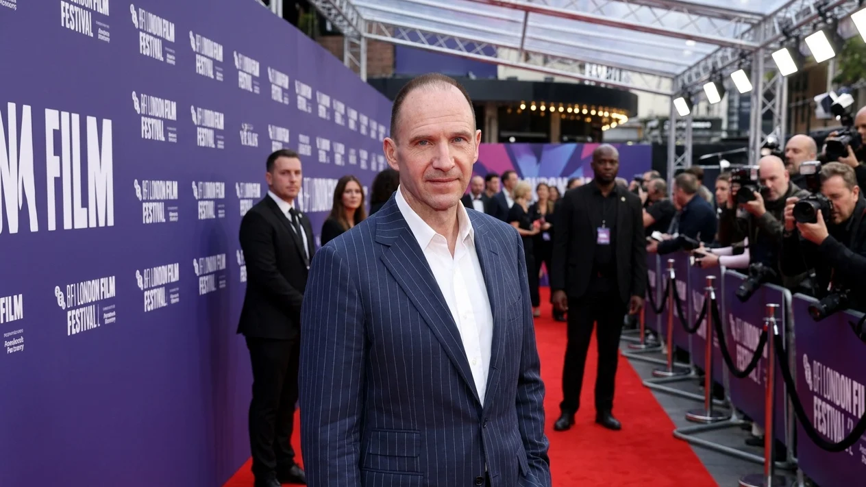 Ralph Fiennes plange în direct la 63 de ani. Regretul legat de mama sa
